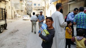 Aleppo im September 2016: Ein Kind lacht, hat gerade vom Nettetaler Verein Human Plus ein Care-Paket erhalten. 